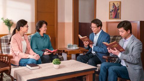 प्रभु का वादा है कि वे फिर से हमें स्वर्ग के राज्य में ले जाने के लिए आएंगे, और फिर भी आप कहते हैं कि प्रभु अंत के दिनों में न्याय का कार्य करने के लिए पहले ही देहधारी हो चुके हैं। बाइबल साफ तौर पर यह भविष्यवाणी करती है कि प्रभु सामर्थ्य और महान महिमा के साथ बादलों पर देहधारी होंगे। यह उस बात से काफ़ी अलग है जिसकी आपने गवाही दी थी, कि प्रभु पहले ही देहधारण कर चुके हैं और गुप्त रूप से लोगों के बीच देहधारी हो चुके हैं।