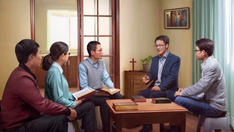 हमने बहुत पहले यह सुना था कि सर्वशक्तिमान परमेश्वर के कलीसिया ने पहले ही प्रभु यीशु की वापसी की गवाही दी है। और वे सर्वशक्तिमान परमेश्वर हैं! वे सच्चाई व्यक्त करते हैं और अंत के दिनों के अपने न्याय के कार्य करते हैं, लेकिन धार्मिक मंडलियों के अधिकांश लोग यह मानते हैं कि प्रभु बादलों से अवतरित होंगे। ऐसा इसलिए है क्योंकि प्रभु यीशु ने स्पष्ट रूप से कहा था: "तब मनुष्य के पुत्र का चिह्न आकाश में दिखाई देगा: और तब पृथ्‍वी के सब कुलों के लोग छाती पीटेंगे, और मनुष्य के पुत्र को बड़ी सामर्थ्य और ऐश्‍वर्य के साथ आकाश के बादलों पर आते देखेंगे" (मत्ती 24:30)। प्रकाशितवाक्‍य की पुस्तक ने भी भविष्यवाणी की थी: "देखो, वह बादलों के साथ आनेवाला है; और हर एक आँख उसे देखेगी, वरन् जिन्होंने उसे बेधा था वे भी उसे देखेंगे, और पृथ्वी के सारे कुल उसके कारण छाती पीटेंगे" (प्रकाशितवाक्य 1:7)। मैं स्वयं भी यह विश्वास रखती हूं कि प्रभु बादलों से अवतरित होकर हमें सीधे स्वर्ग के राज्य में ले जाएंगे। हम उस प्रभु यीशु को स्वीकार करने से इनकार करते हैं जो बादलों से अवतरित नहीं होंगे। आप कहते हैं कि प्रभु का पुनरागमन देह में वापसी और गुप्त रूप से अवतरण है। लेकिन इस बारे में कोई नहीं जानता है। फिर भी, प्रभु का खुले तौर पर बादलों से अवतरित होना निश्चित है! यही कारण है कि हम प्रभु के बादलों से अवतरित होने और हमें सीधे स्वर्ग के राज्य में ले जाने के लिए खुले तौर पर प्रकट होने का इंतजार कर रहे हैं। क्या हमारी समझ सही है या नहीं?