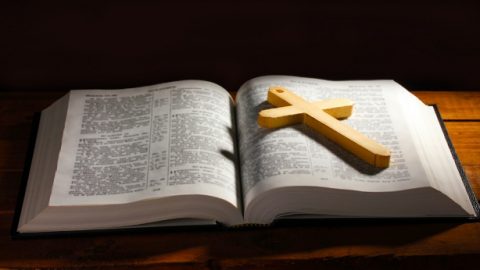 धार्मिक पादरी और प्राचीन लोग बाइबल में पौलुस के इन शब्दों को थामे रहते हैं: "सम्पूर्ण पवित्रशास्त्र परमेश्‍वर की प्रेरणा से रचा गया है" (2 तीमुथियुस 3:16), वे ऐसा विश्वास करते हैं कि बाइबल की हर बात परमेश्वर का ही वचन है, लेकिन तुम कहते हो कि बाइबल के शब्द पूरी तरह से परमेश्वर के वचन नहीं हैं, तो यह सब क्या है?